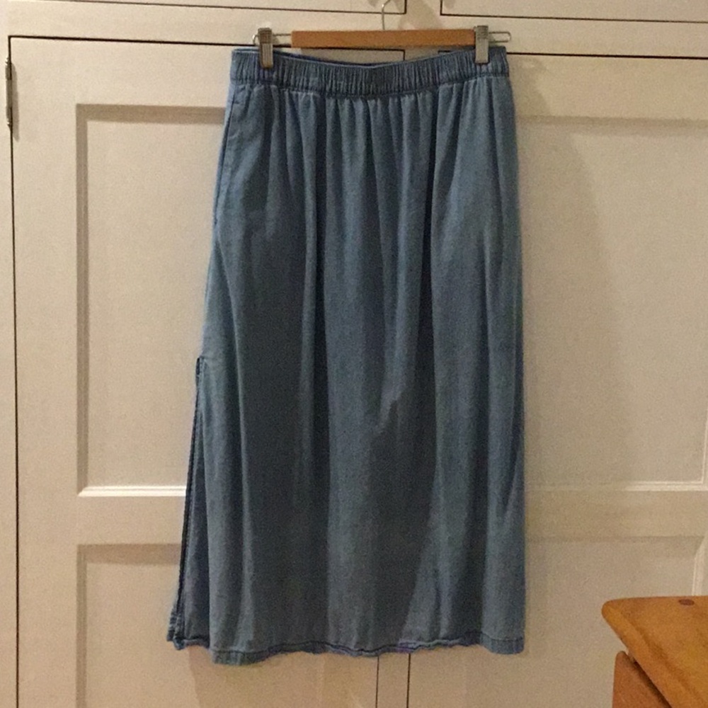Chambray skirt with side slits and pockets. Size medium